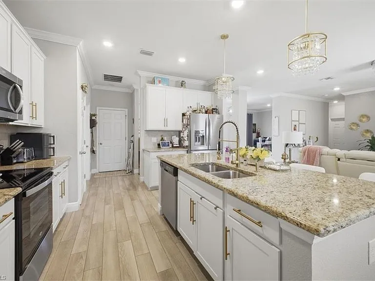 1025 NW 7th Pl — Photo 10