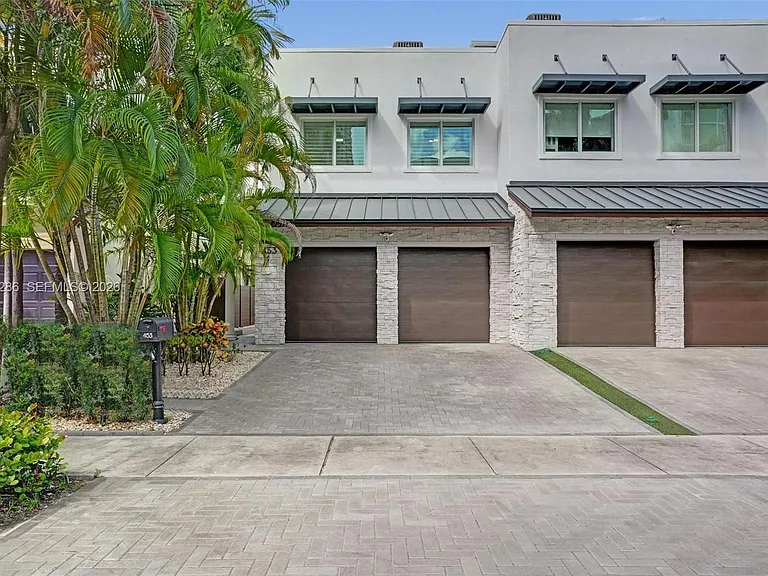 453 SW 5th Ave — Photo 3