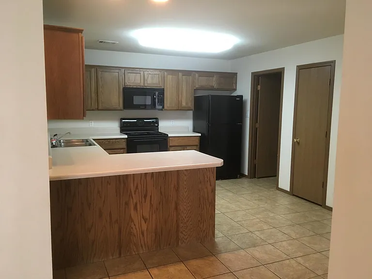 905 Trenton Dr — Photo 3