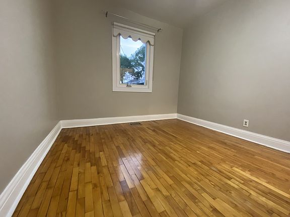 5th image of 92 Holwood Ave