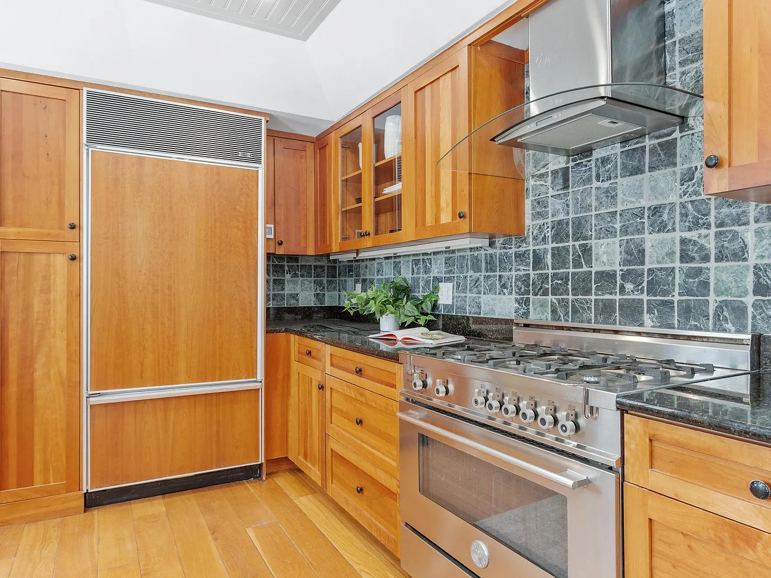 3 bed, 2.5 bath, 2325 sqft, $3,500 — Photo 3