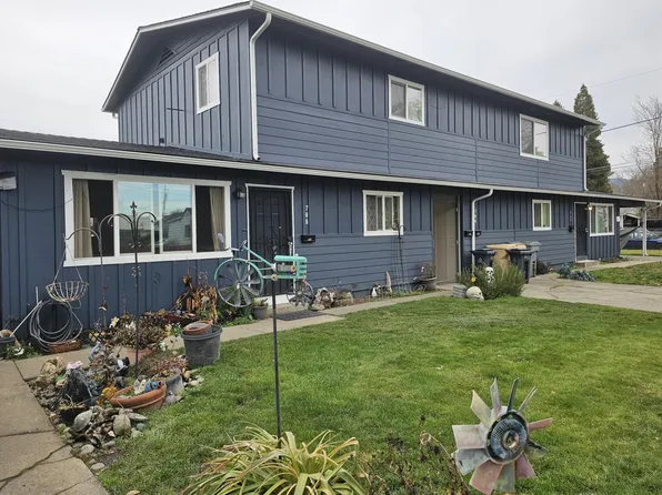 702 SE 9th St, Grants Pass, OR 97526