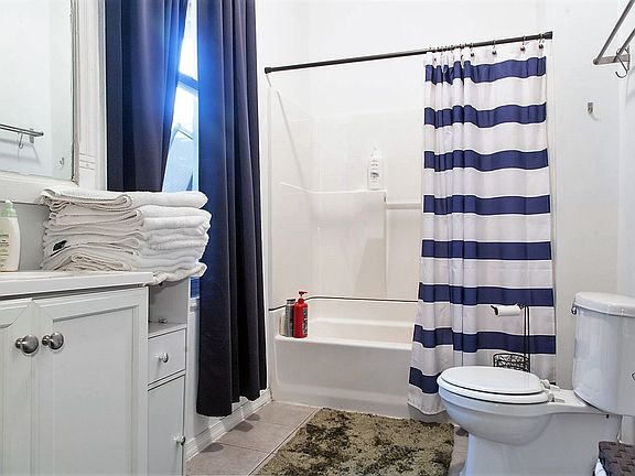 5th image of 1628 Mount Vernon St #2F
