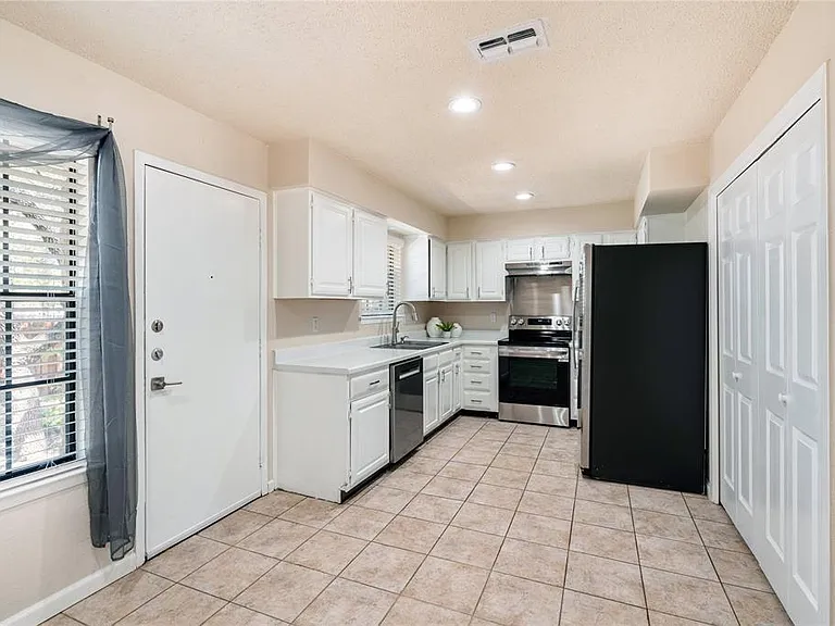 511 Algerita Dr #A — Photo 7