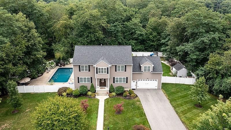 1st image of 8 Winterberry Rd
