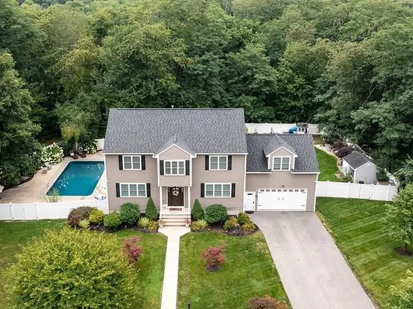 8 Winterberry Rd, Lincoln, RI 02865