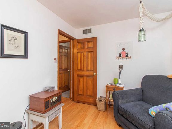 5th image of 128 Governors Cir