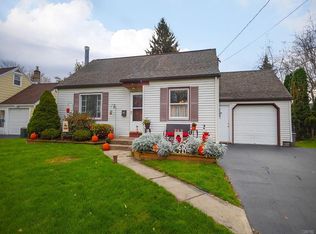 131 Dolshire Dr, North Syracuse, NY 13212