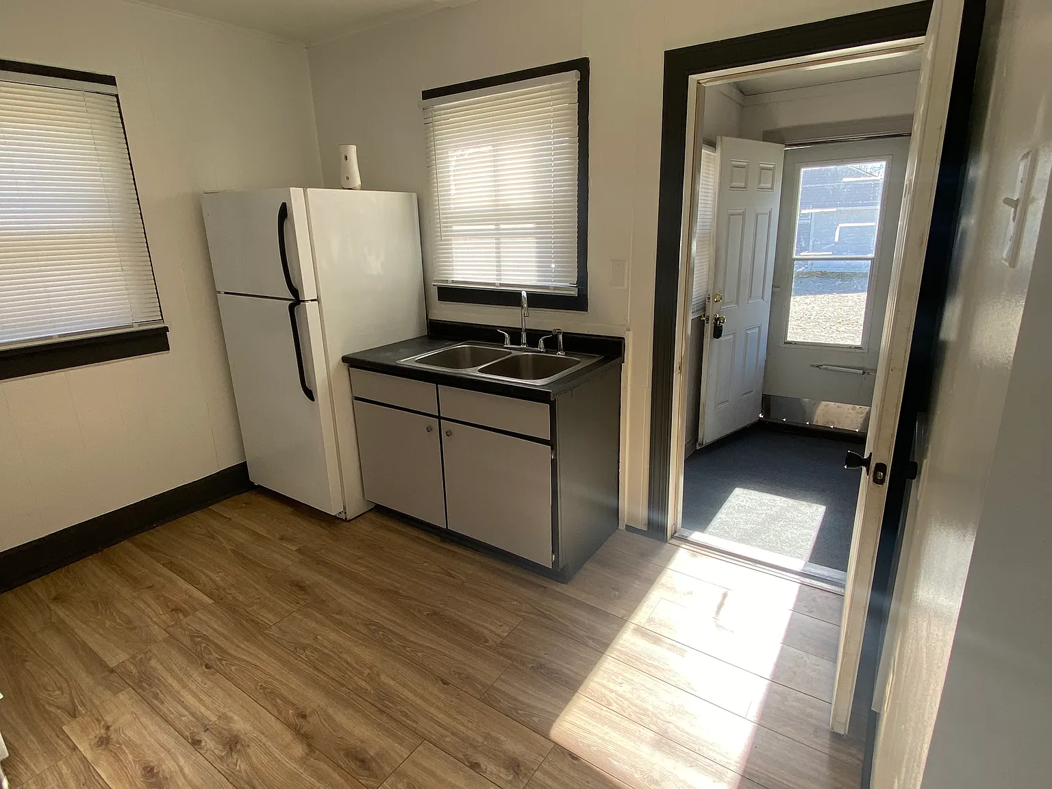 207 E Grand Ave — Photo 4