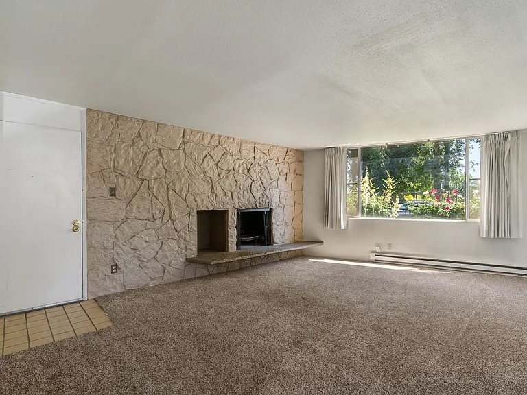 Dolphin Apartments: Leasing Specials! Great location in Kennewick — Photo 1