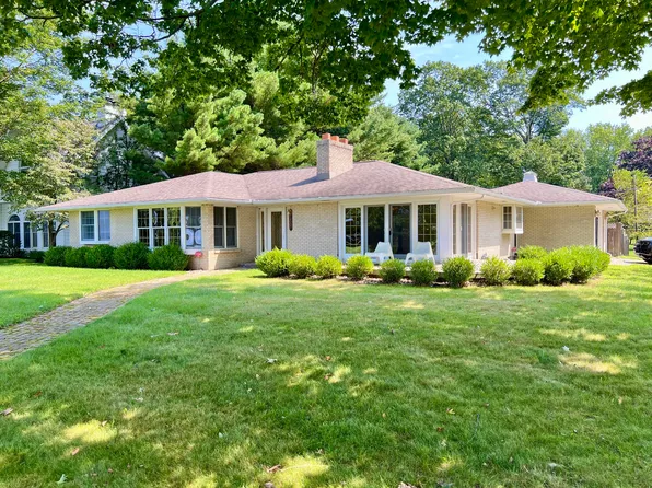 3007 Lakeshore Dr, Fennville, MI 49408