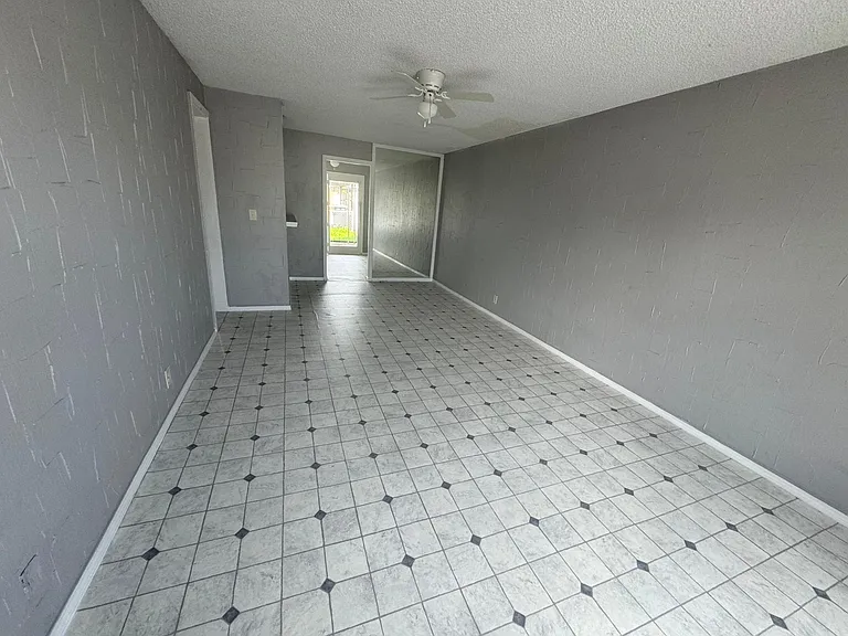 1427 Northglen St — Photo 36