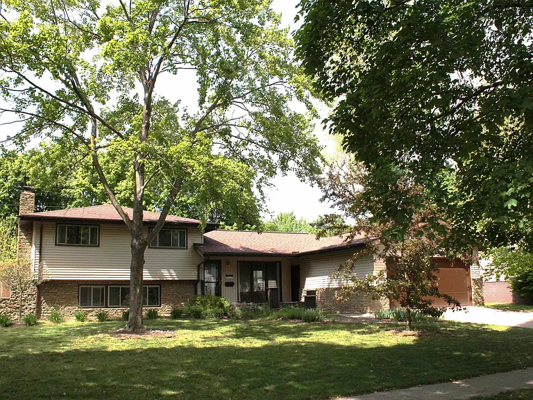 2817 Canterbury Dr — Photo 1