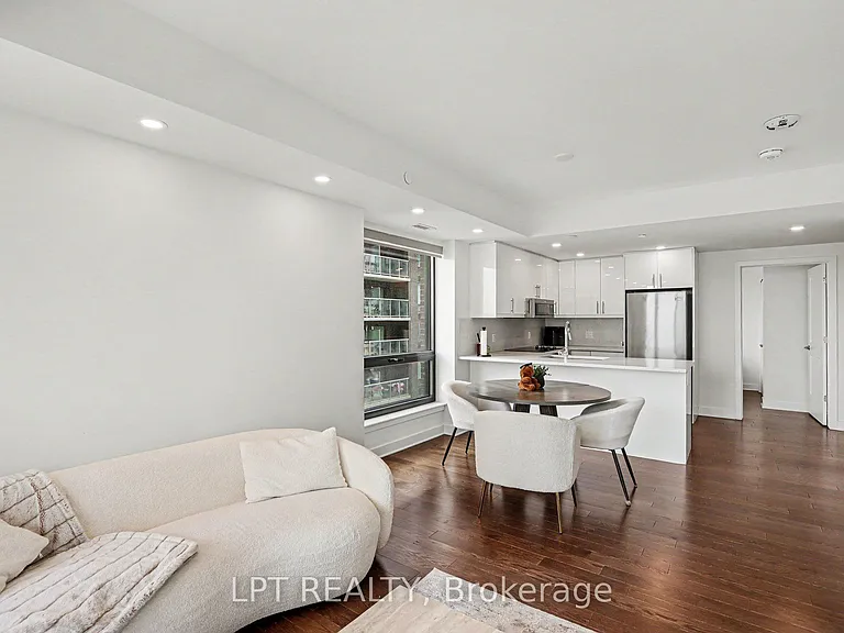 180 George St #1705 — Photo 7