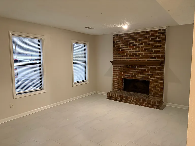 109 Jennifer Ln SW — Photo 3