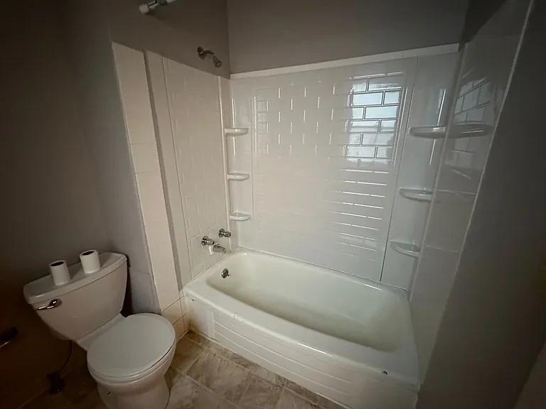 324 W 8th St — Photo 3
