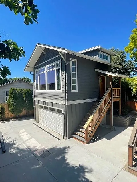 Building Photo - 723 28th Ave S #C