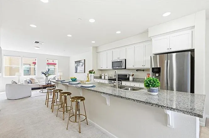 4 bed, 3.5 bath, 1886 sqft, $4,350 — Photo 4