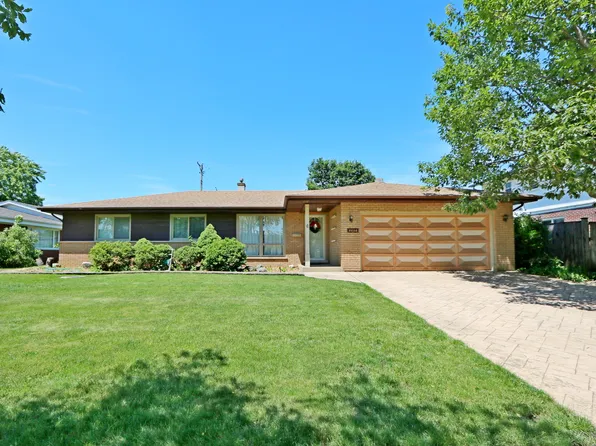 8808 S Pleasant Ave, Hickory Hills, IL 60457