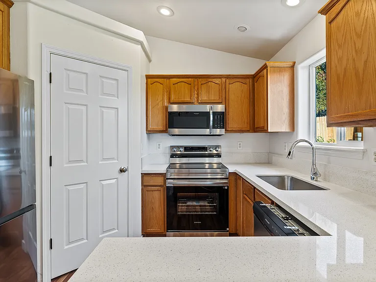 303 W Avenue K — Photo 5