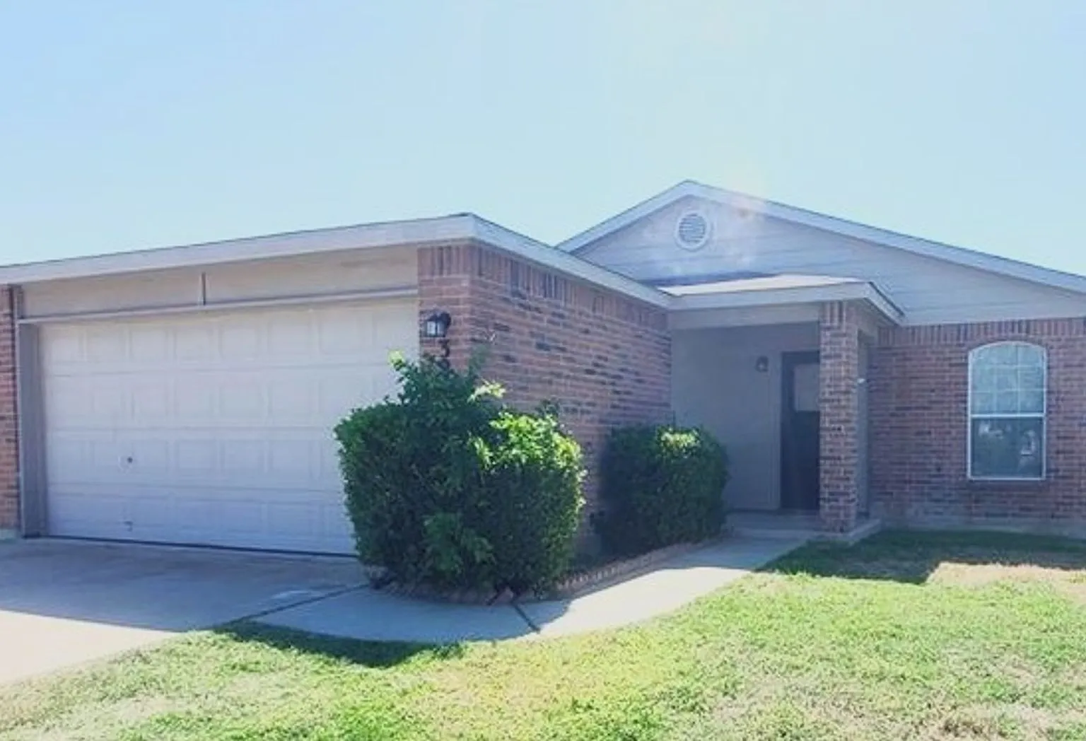 Fantastic - 3 bed 2 bath with Solar Panels — Photo 1