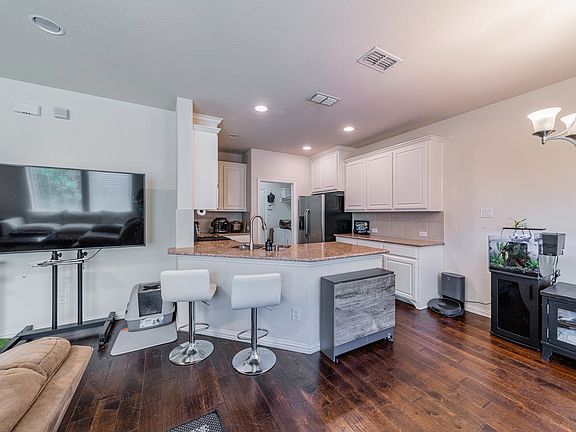 2nd image of 534 Alexandra Ave