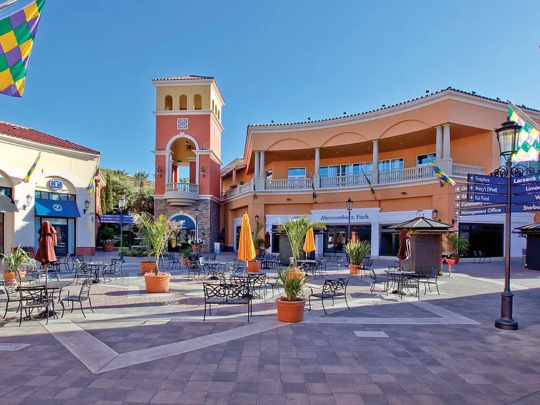 Centrally located near the Simi Valley Town Center