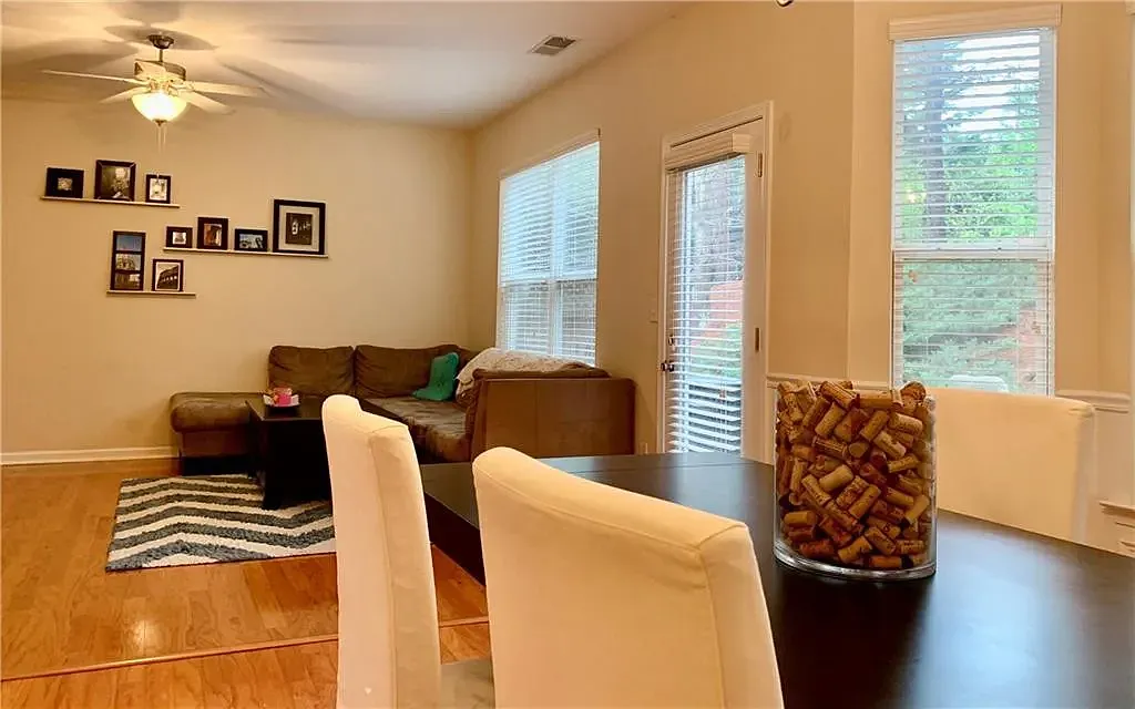 3 bed, 2.5 bath, 1864 sqft, $2,500 — Photo 3