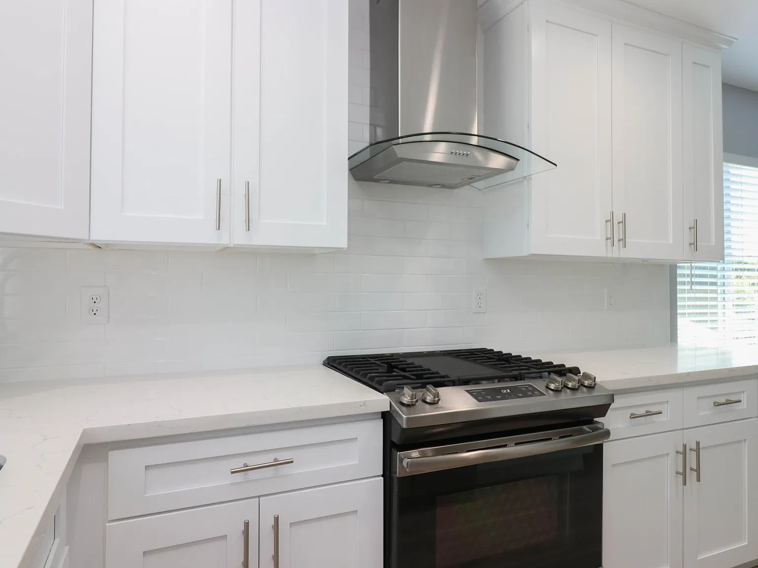 3 bed, 850 sqft, $3,295 — Photo 3