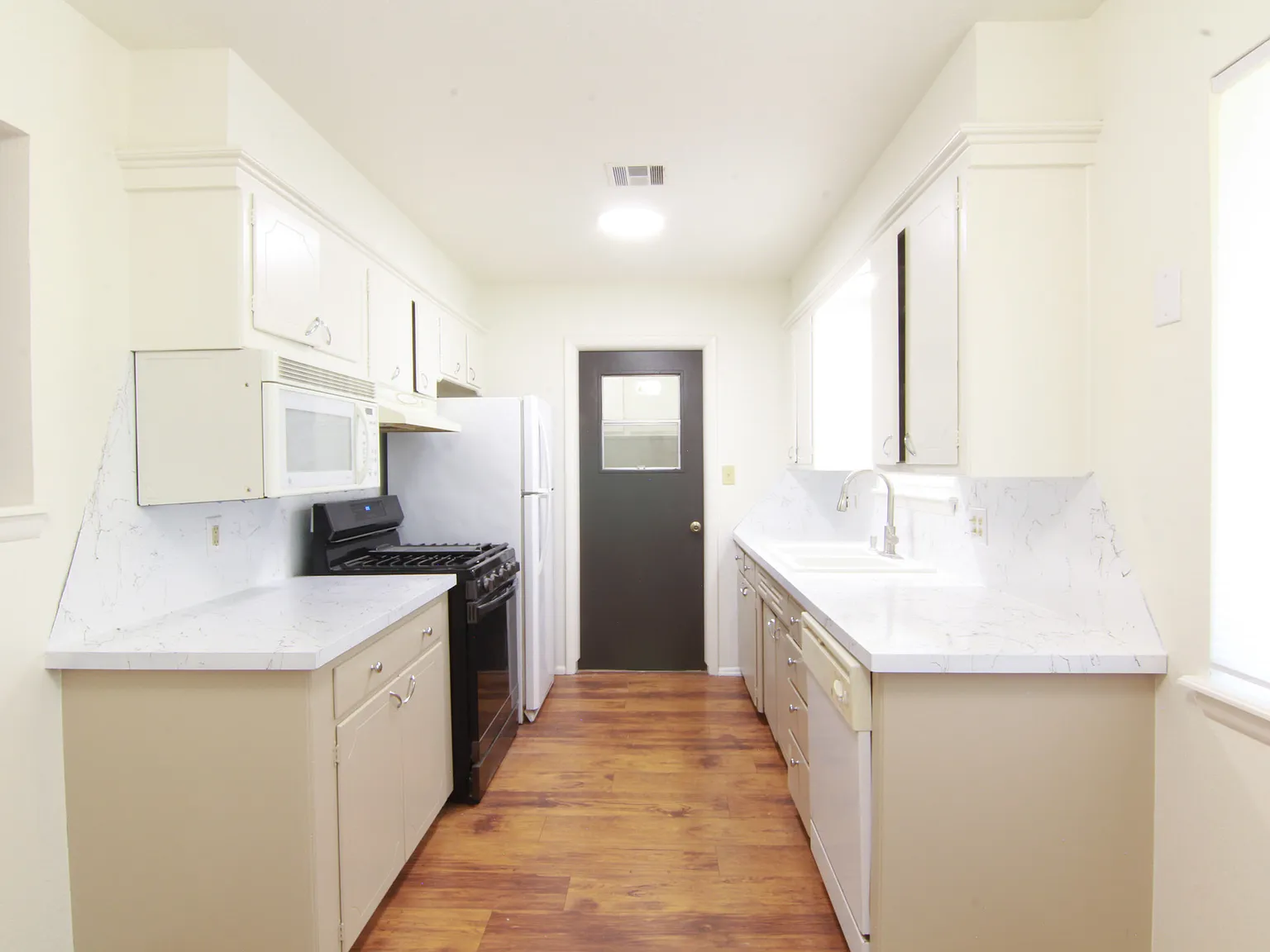 3 bed, 1.5 bath, 875 sqft, $1,350 — Photo 4