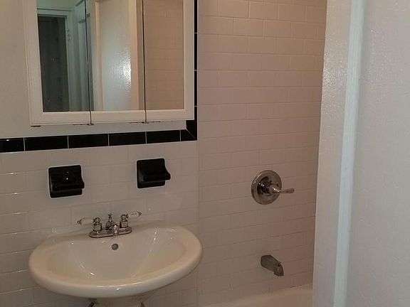 4th image of 2784 Morris Ave APT 1C