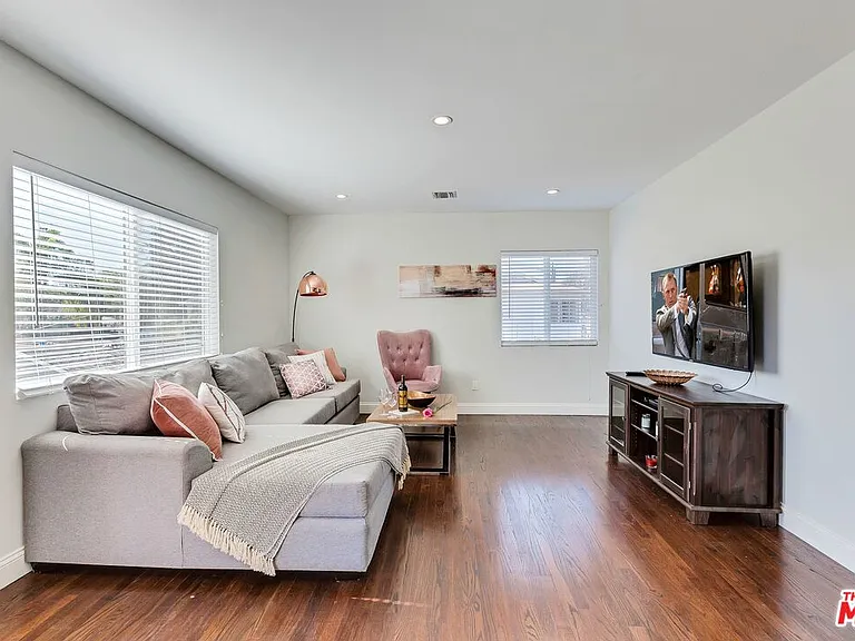 4411 Irvine Ave — Photo 3