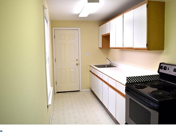 4th image of 1418 N Lincoln St