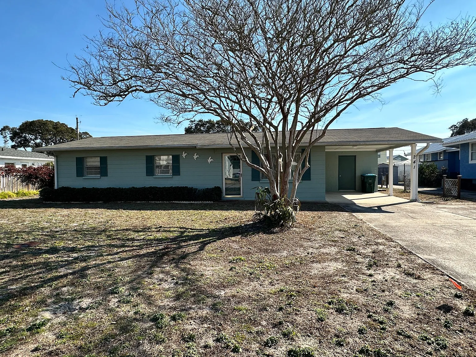 241 Belaire Dr — Photo 2