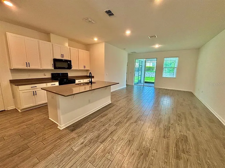 7563 Ashcroft Dr — Photo 3
