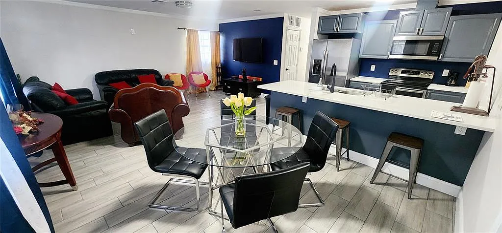 3 bed, 2.0 bath, 1032 sqft, $2,590 — Photo 4