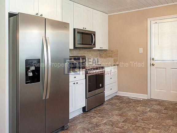 3rd image of 2748 Lyndhurst Ave