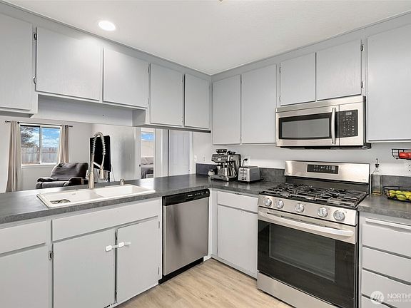 4th image of 3933 Woodlawn Drive SE