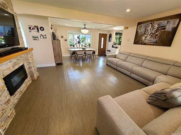 4th image of 12 Mellow Ln