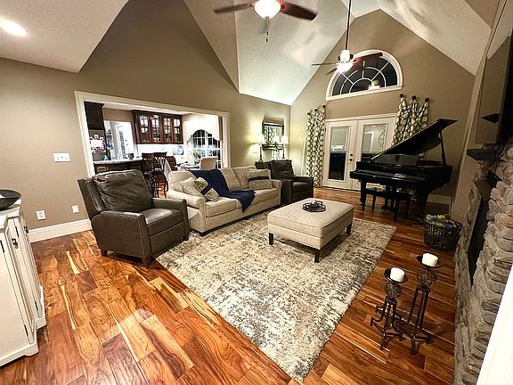 4th image of 260 Megan Ln