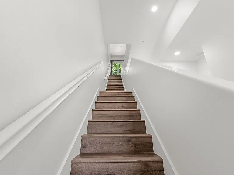 228 S San Dimas Ave — Photo 13