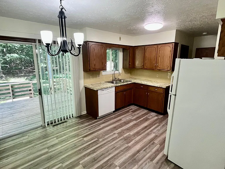 3365 Hiwood Ave — Photo 6