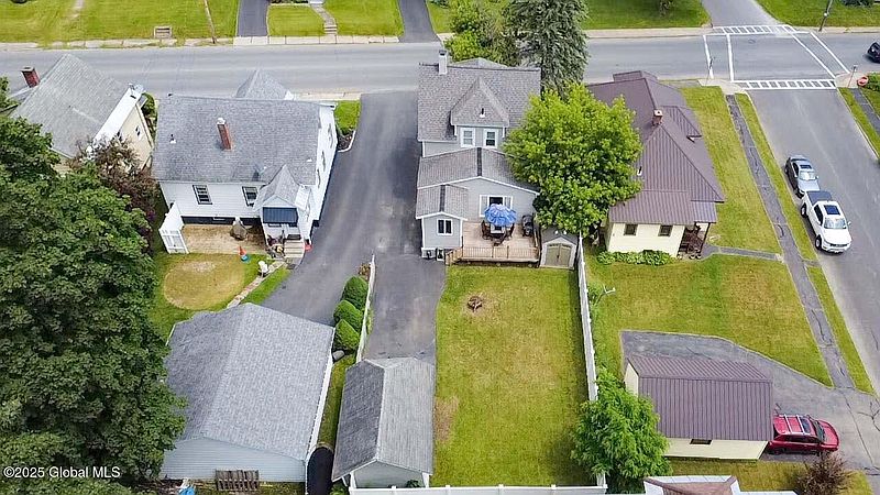 4th image of 236 Clizbe Avenue