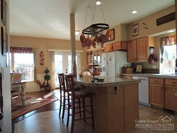 3rd image of 822 NE Cobblestone Ct