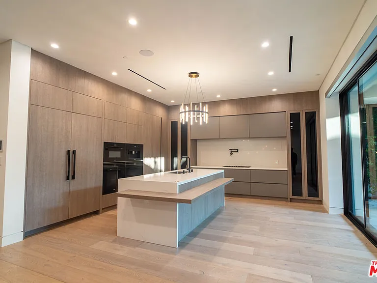 829 N Ogden Dr — Photo 5