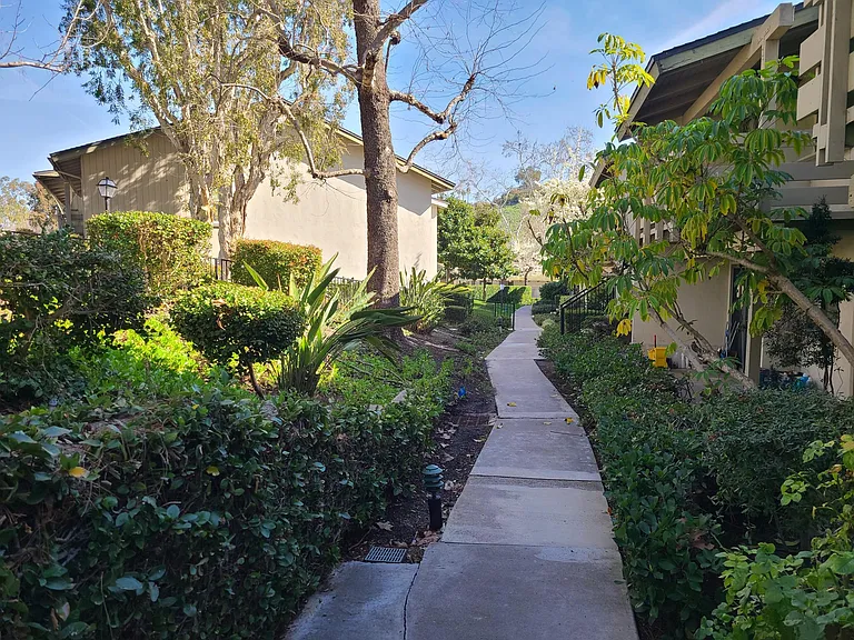 23732 Hillhurst Dr #27 — Photo 23