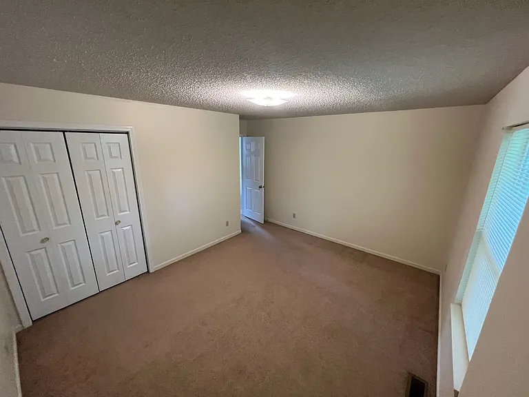 213 W Stone St #4 — Photo 3