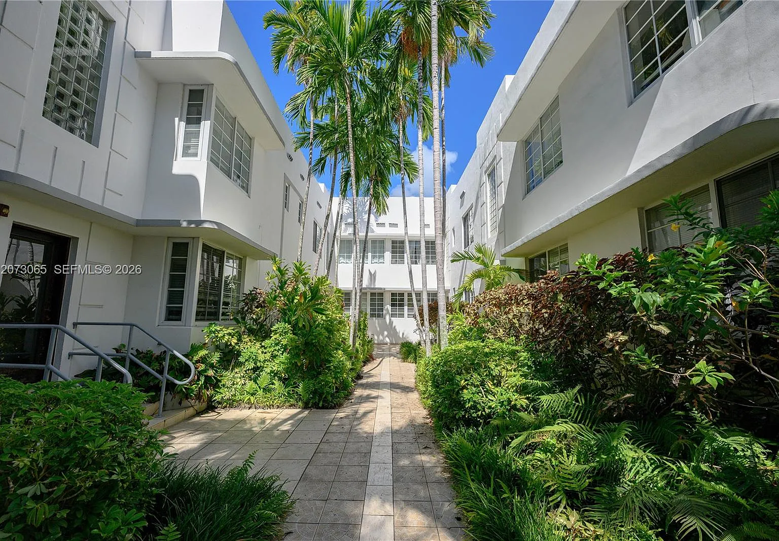The Ambassador Condo — Photo 1