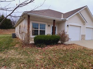 1541 Fall Creek Dr, Tonganoxie, KS 66086