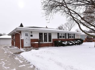 N89W15847 Cleveland Ave, Menomonee Falls, WI 53051